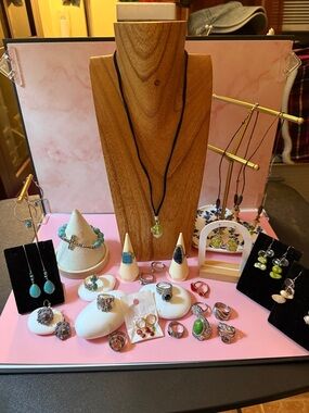 Jewlery Bundle
14 rings
5 earrings
3 necklaces